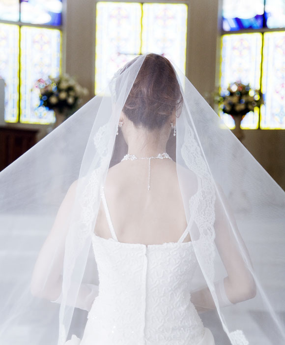 Свидетельница следит за платьем невесты