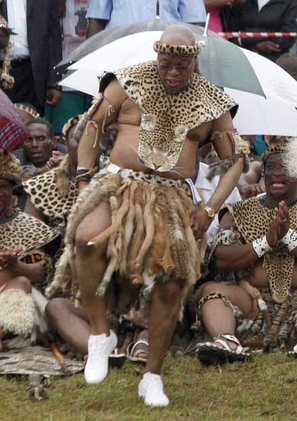 Зума исполняет танец зулусского воина