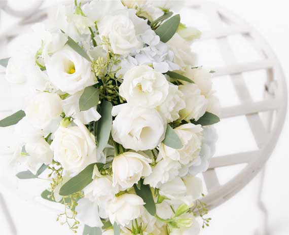 Белые розы в свадебном букете