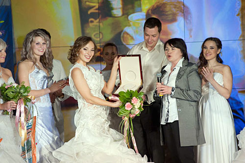 Наталия Гончарова и приз за второе место от КЮЗ на конкурсе невеста года